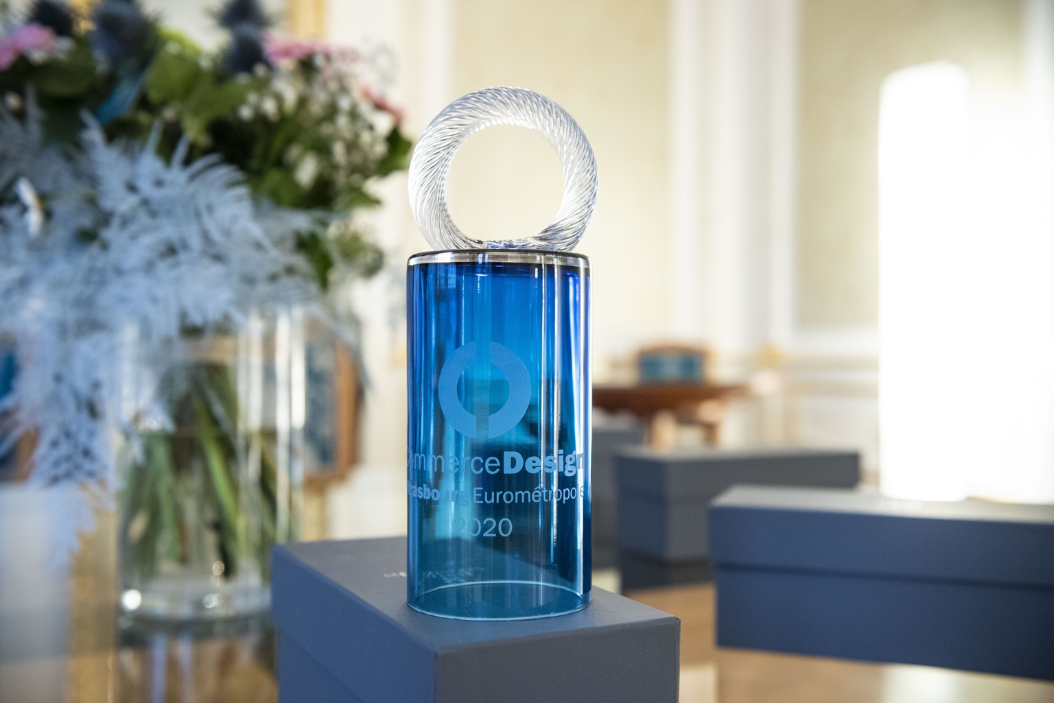 Trophée Commerce Design Strasbourg Eurométropole 2020 en verre bleu